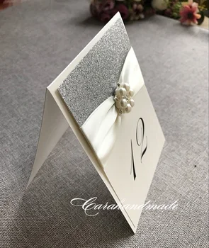 CA0704 Eleganta Baltā Galda Kartes Kāzām ar Satīna Lenti
