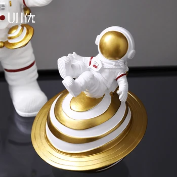 Gudrs astronauts spaceman miniatūras figūriņas Mūsdienu Sveķu Kuģiem, pasaku dārza mājas dekorēšanas aksesuāri, dzīvojamās istabas dāvanas