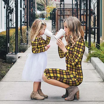 Māte Meitu Kleitas, Pavasara Rudens 2019 Ģimenes Saskaņojot Tērpiem Mammām Un Meitenes Drēbes Ar Garām Piedurknēm Pleds Ģimenes Kleita