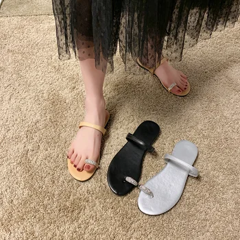 Sandales un čības sieviešu valkā 