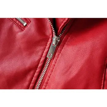 Sarkana ādas jaka sievietēm, savukārt, apkakles rāvējslēdzēju mētelis ar garām piedurknēm gadījuma mākslīgās ādas riverdale black jakām ir 2021.