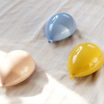 Skaisti keramikas balonu sienu apdare Siltā viesistabā, bērnu istabā krāsainu balonu, pie sienas karājas