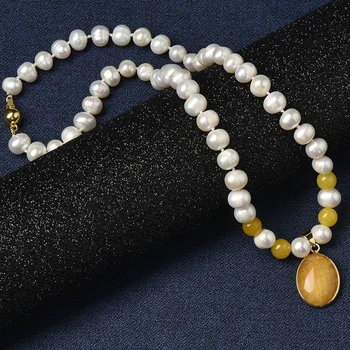 Tievs, ar gaiši balta, ovālas pērles ar četru kārtu oranžas krelles un gaiši brūns, Ovāls 18*23*6 mm Kulons 8-9 mm pērļu Kaklarota