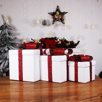 Ziemassvētku dāvanu piegādes, iepakojuma dāvanas balts dāvanu maisiņi dāvanu kārbas rotājumi Ziemassvētku eglīte apdares logu skatuves