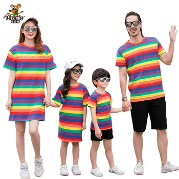 Ģimenes Saskaņojot Tērpiem Jaunu 2020. Gada Vasaras Varavīksnes Strīpas Māte Meitu Kleitas Kokvilnas Tētis Dēlam T-krekla, Īsajām Biksēm Apģērbu Komplekts